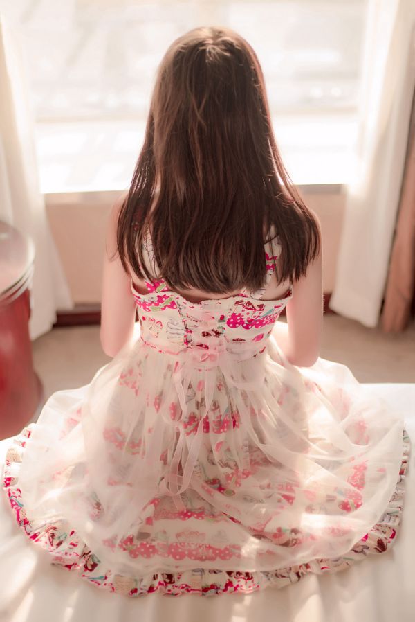 [Wind Field] NO.106 หญิงสาวในชุดกระโปรงลายดอกไม้สวมผ้าไหมสีขาว