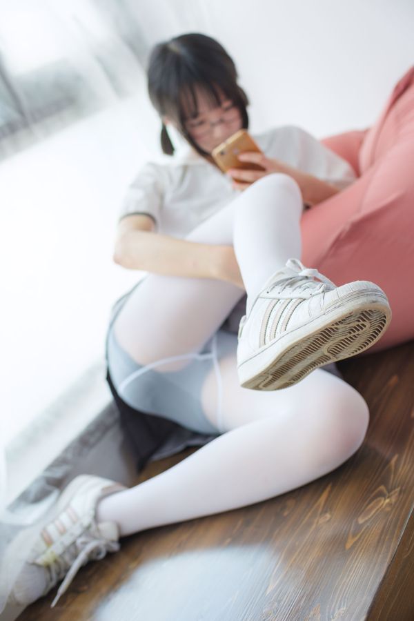 Uniforme scolastica di seta bianca con belle gambe da ragazza [Mori 萝 财团] [BETA-026]