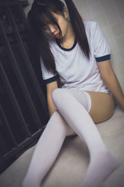 [Cosplay Foto] Schattige Ono Girl w - Sportkleding (Verdrietig)